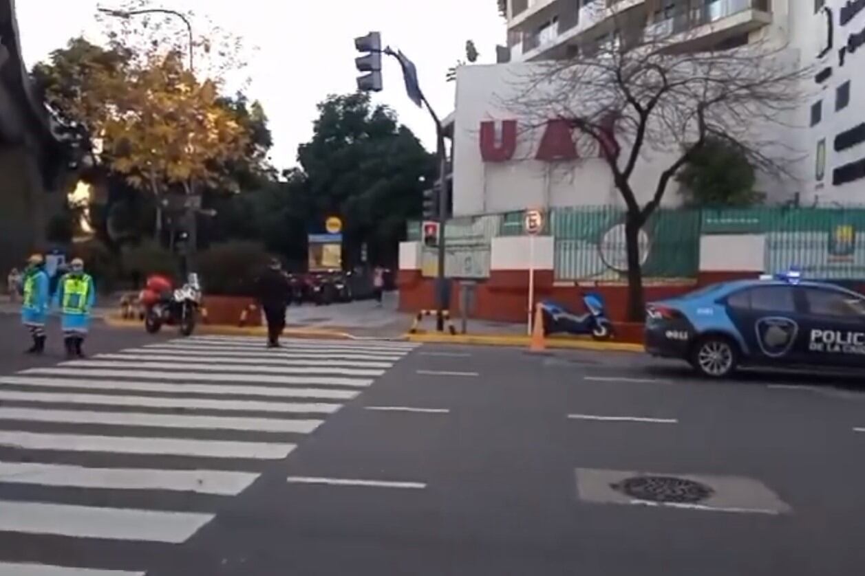 Cayó de un piso 11 en San Telmo y sobrevivió: tiene múltiples fracturas en las piernas