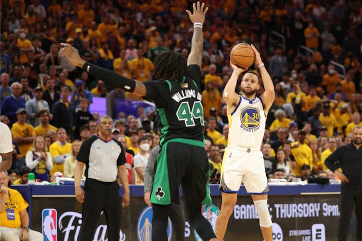 Robert Williams intentando tapar el tiro de Stephen Curry en el quinto juego de la final de la NBA.