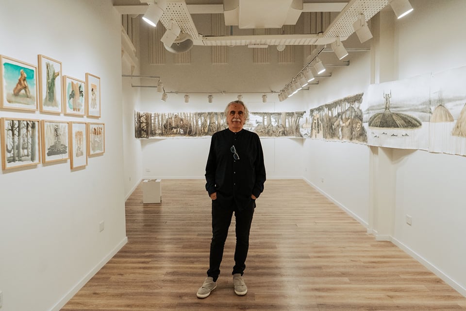 Santoro y su pintura de 18 metros lineales en el Centro Cultural Contraviento.