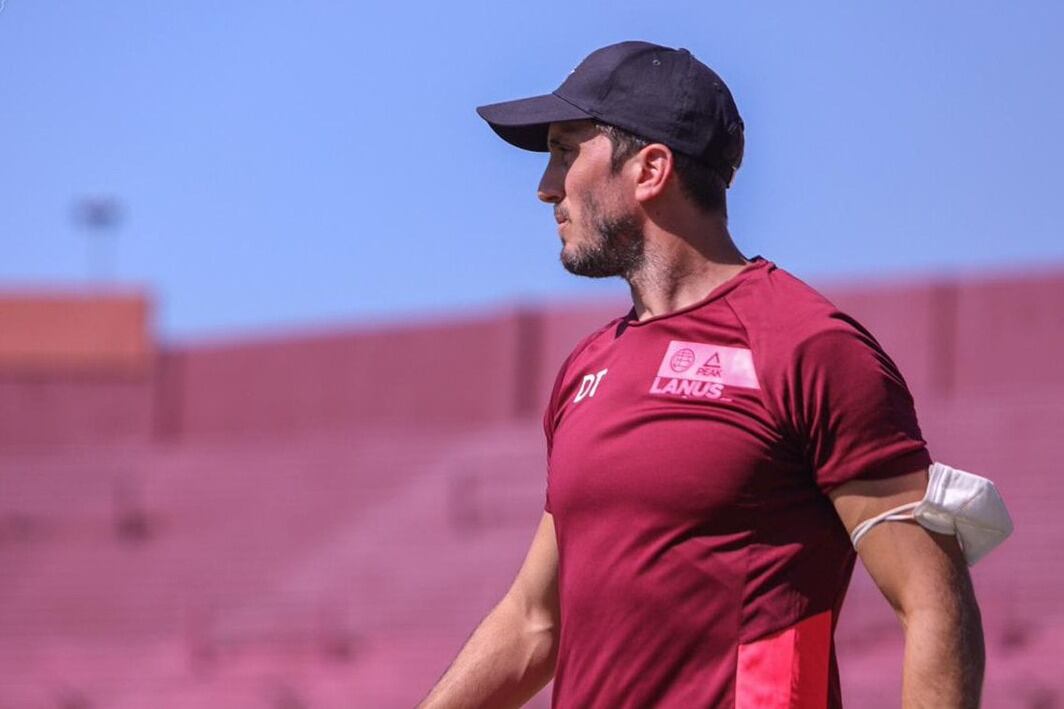 Zubeldía, el joven y experimentado entrenador de Lanús.