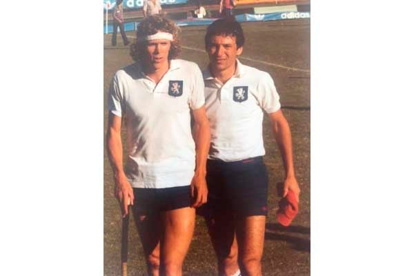 Jorritsmas (izq.), luego se negó a recibir la medalla de plata de manos de Videla.