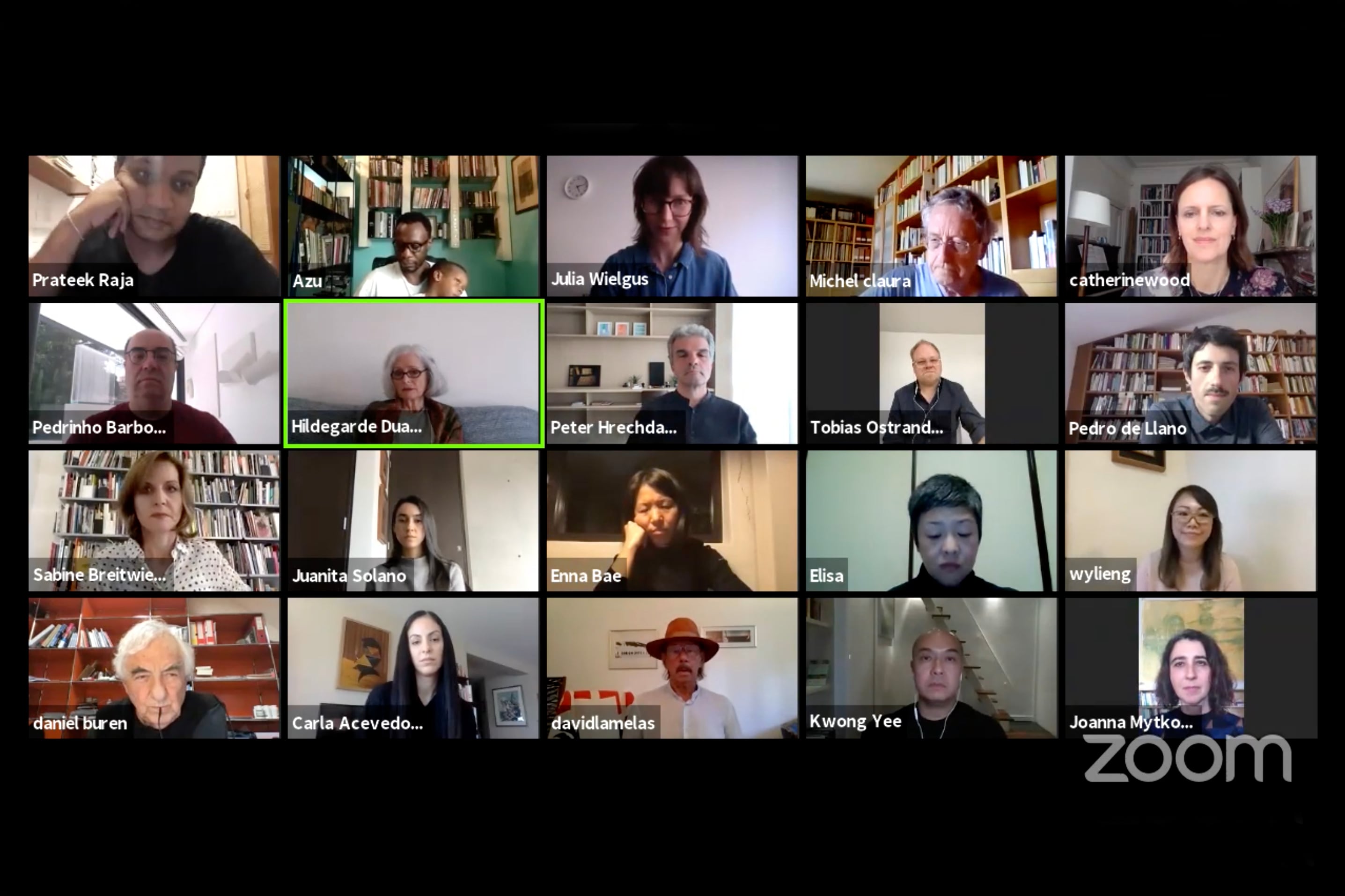 Time, 2020, de la David Lamelas. Captura de Zoom en Youtube Live. Foto 2: Time, 1970, performance de David Lamelas en Les Arcs (Francia). Colección Tate Modern, Londres y MoMA, Nueva York (Cortesía del artista y Jan Mot.)