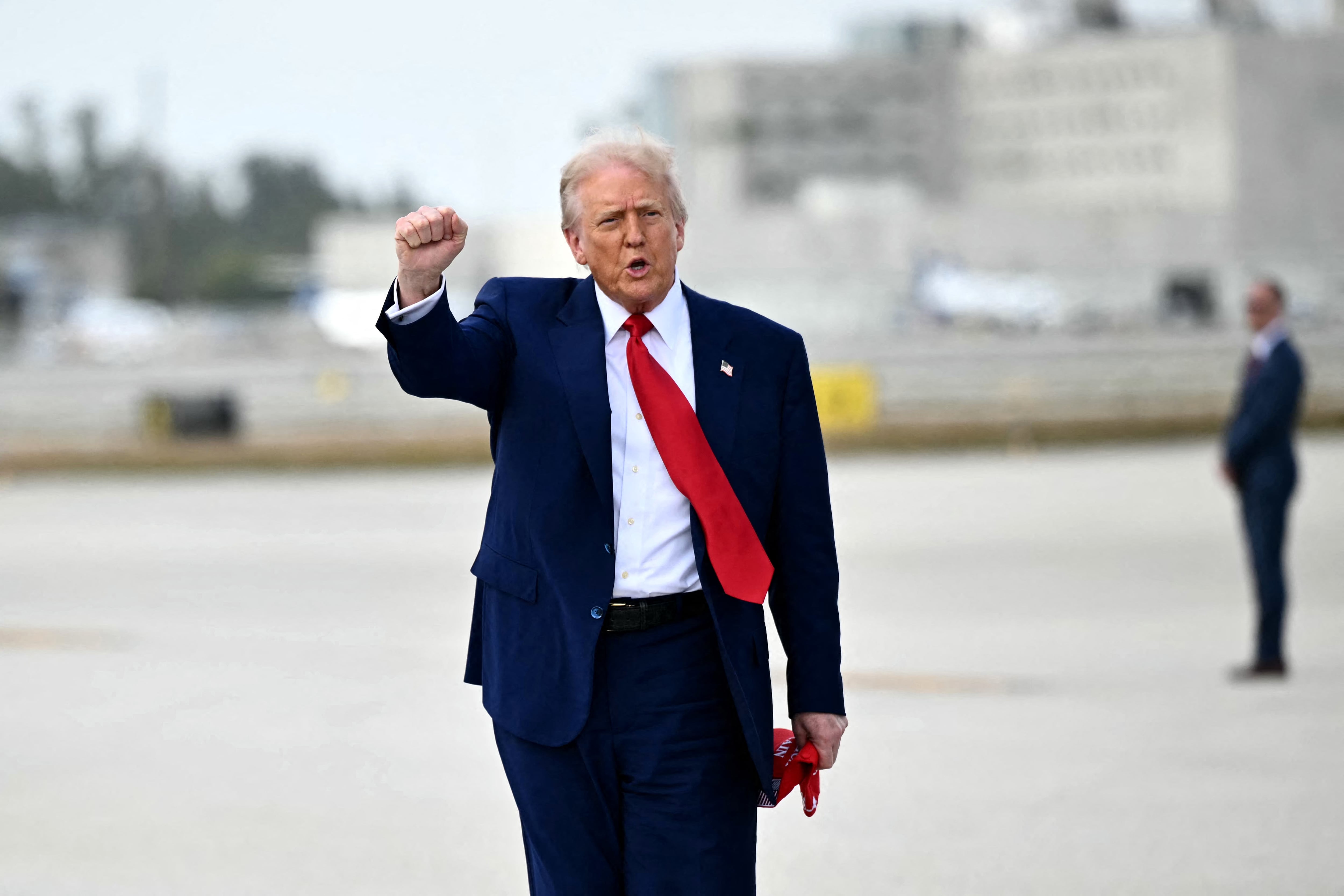 Trump se cruzó con Powell.