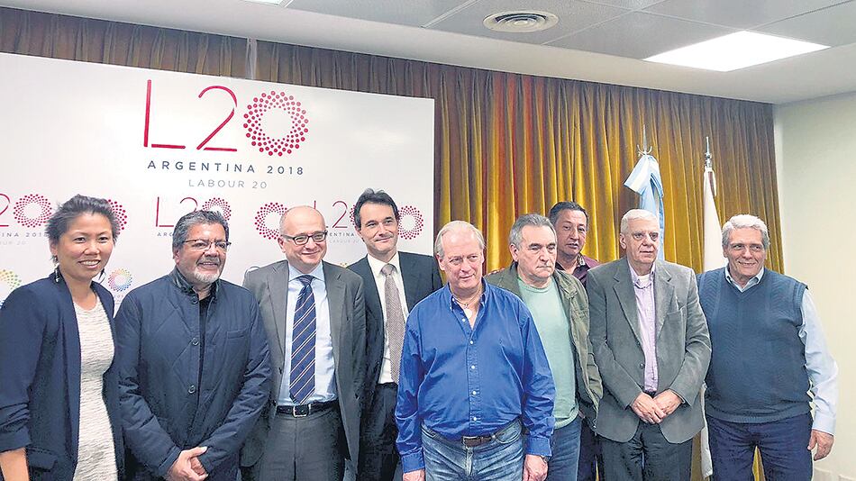 Sonrisas durante el encuentro entre la cúpula de la CGT y los delegados del FMI.