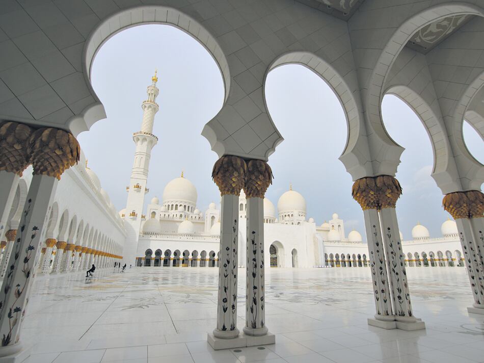 Mármol blanco y líneas orientales en la mezquita Sheikh Zayed, meca de la peregrinación turística.