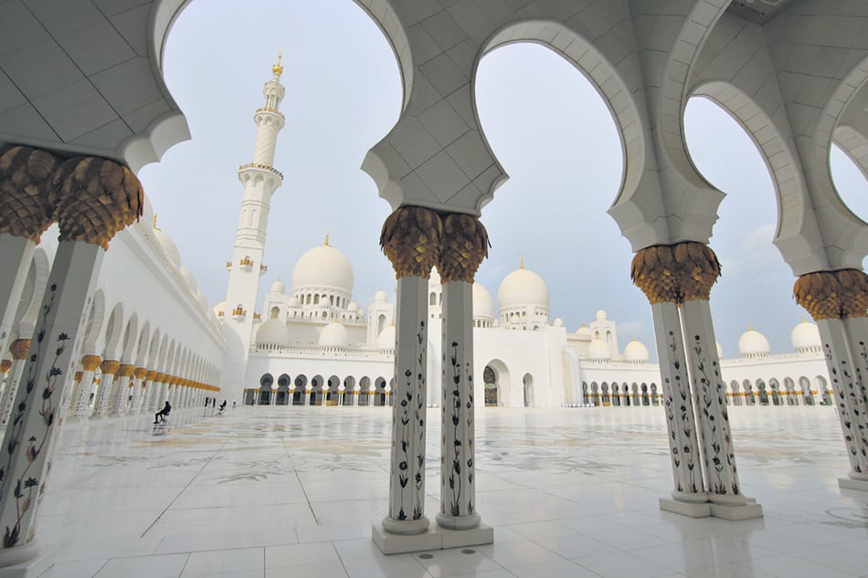 Mármol blanco y líneas orientales en la mezquita Sheikh Zayed, meca de la peregrinación turística.