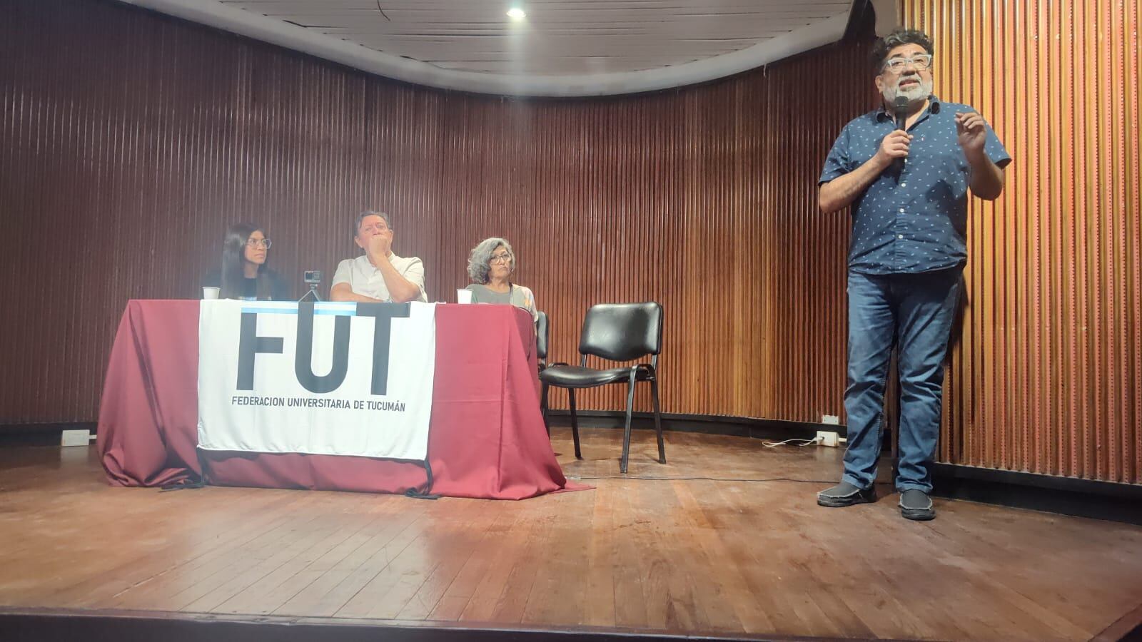 Milagro Celiz, actual presidenta de la Federación Universitaria de Tucumán, junto a Alfredo Neme Scheij, Silvia Turbay y Julio Pantoja, militantes en los ochenta.