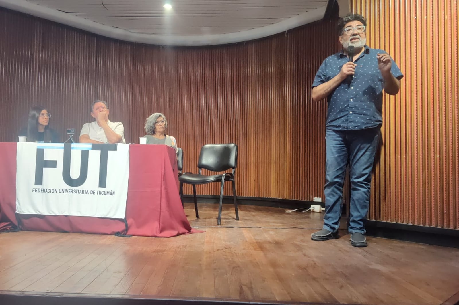 Milagro Celiz, actual presidenta de la Federación Universitaria de Tucumán, junto a Alfredo Neme Scheij, Silvia Turbay y Julio Pantoja, militantes en los ochenta.