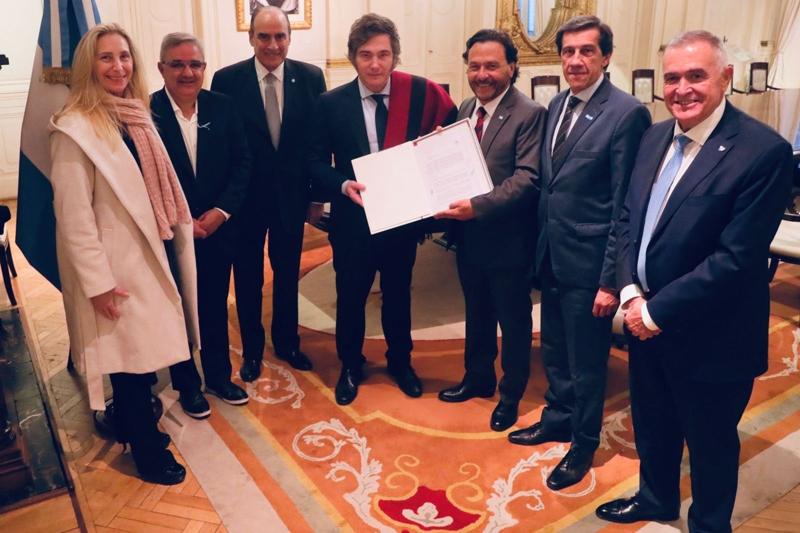 Milei con un poncho. Los gobernadores del Norte sonríen para la cámara.