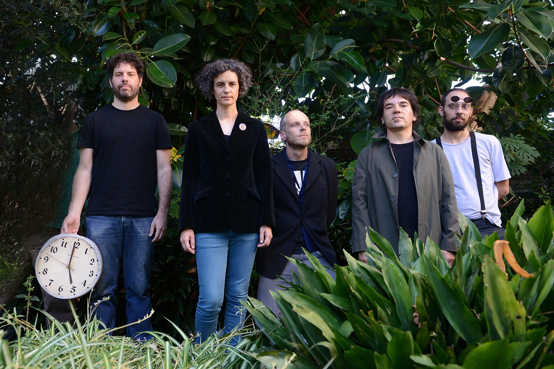 Afinando la relación entre la canción y el flash, el EP de Sr. Tomate anticipó ya en septiembre un tiempo sombrío y oscuro.