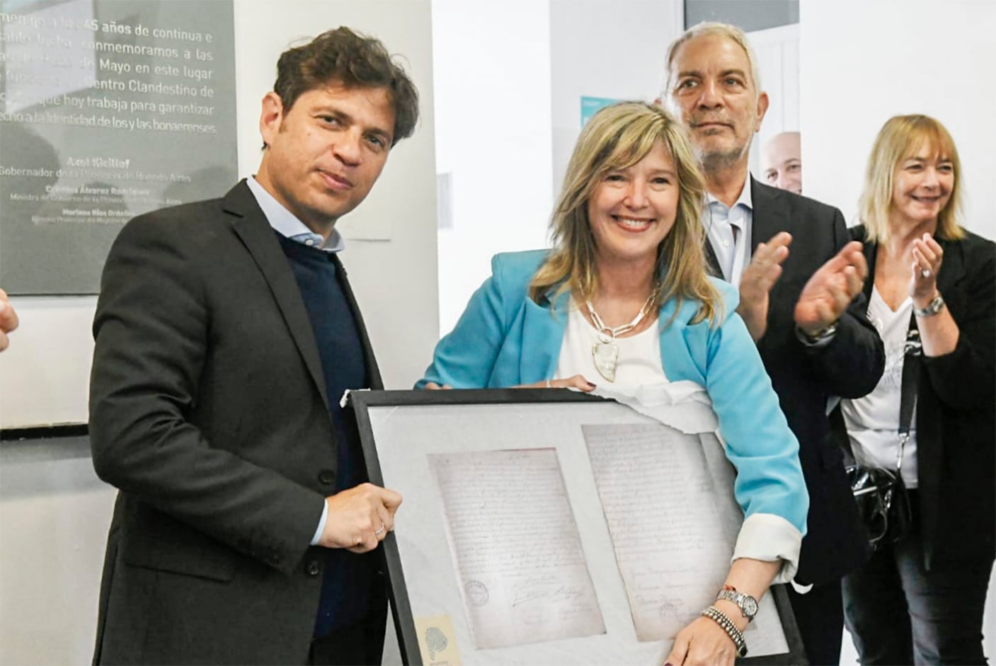 El gobernador Axel Kicillof junto a la ministra Cristina Álvarez Rodríguez y el ministro Julio Alak.
