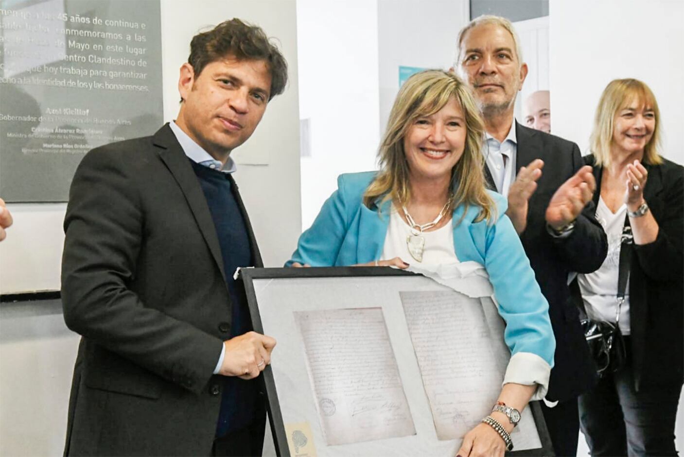 El gobernador Axel Kicillof junto a la ministra Cristina Álvarez Rodríguez y el ministro Julio Alak.