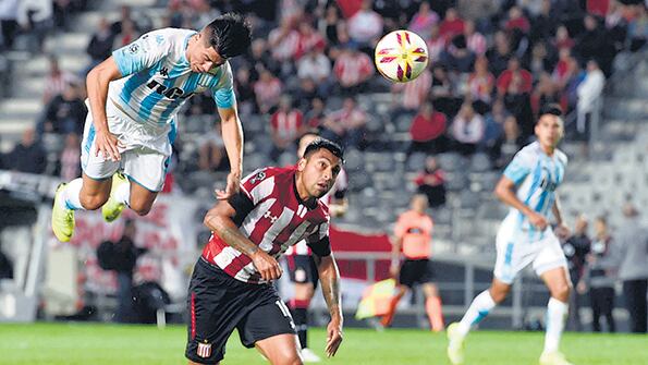 El salto de Cristaldo para superar a Mura y marcar de cabeza el único gol de Racing.