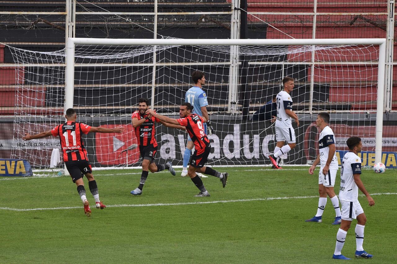 Gudiño inicia el festejo de uno de sus goles.