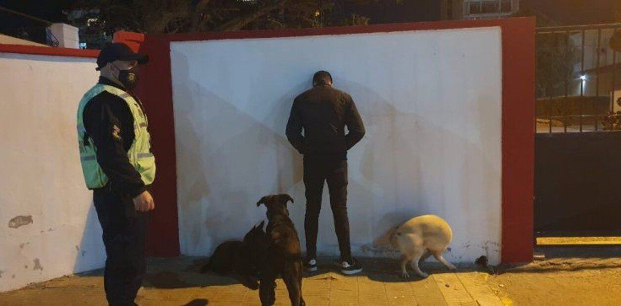 El mozo, custodiado después de ser detenido. 