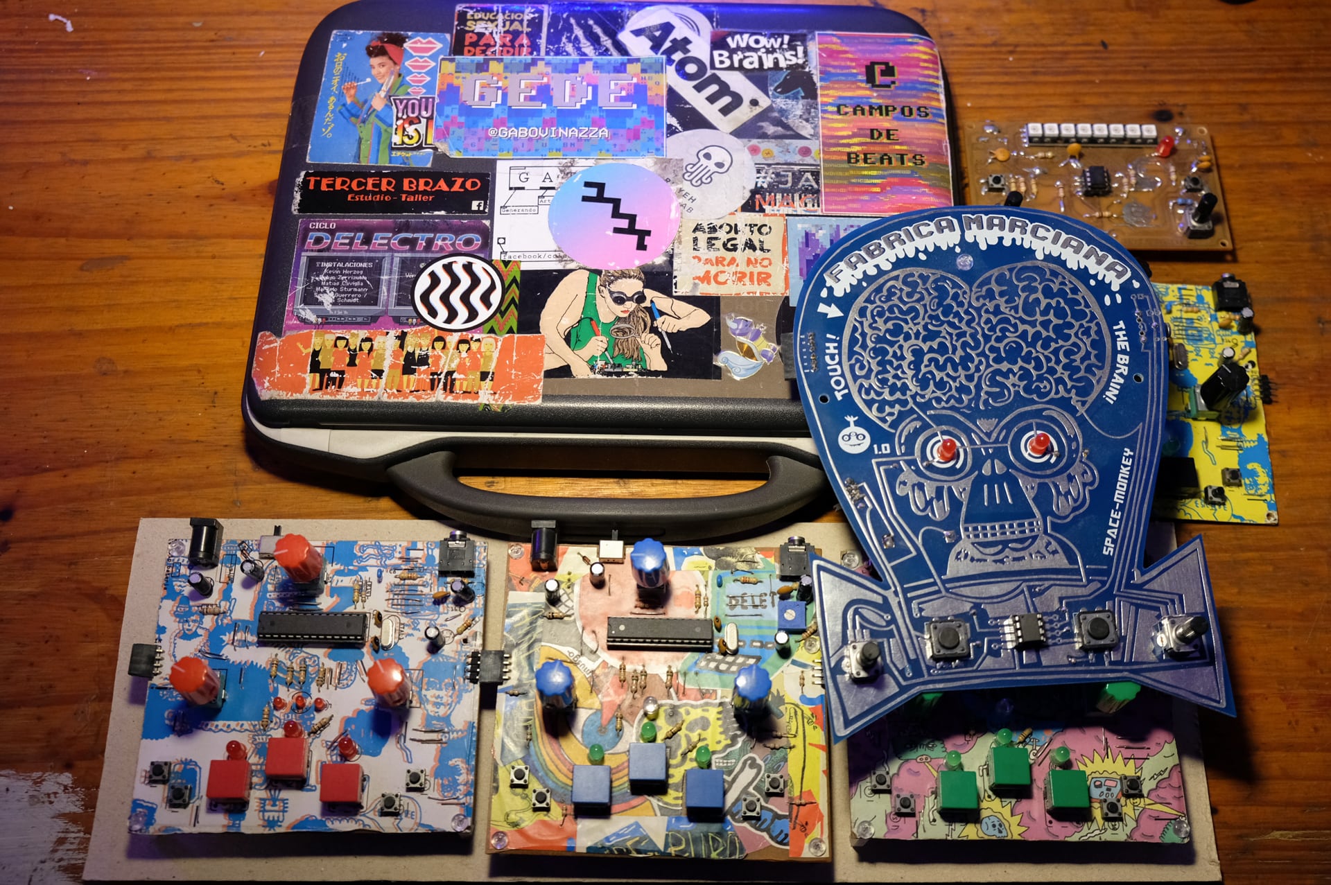 La escena local de desarrollo de sintes de bolsillo está creciendo gracias a la data compartida, y con altos estándares de audio