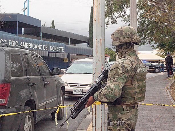 El operativo fuera de la secundaria incluyó a los marines.