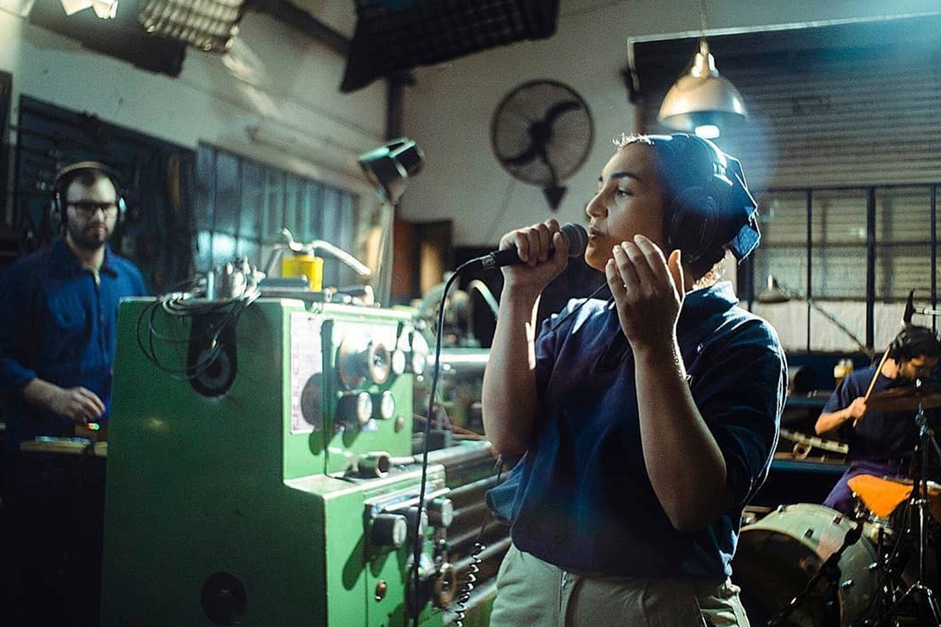 El grupo platense ocupó el histórico taller Zilio para dar forma y sonido a una de las mejores live sessions hechas en pandemia