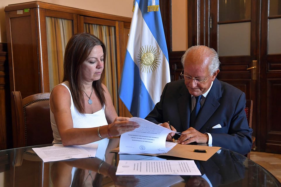 Tras la decisión de la ministra Sandra Pettovello, sólo los centros Conin de Abel Albino recibieron leche. 