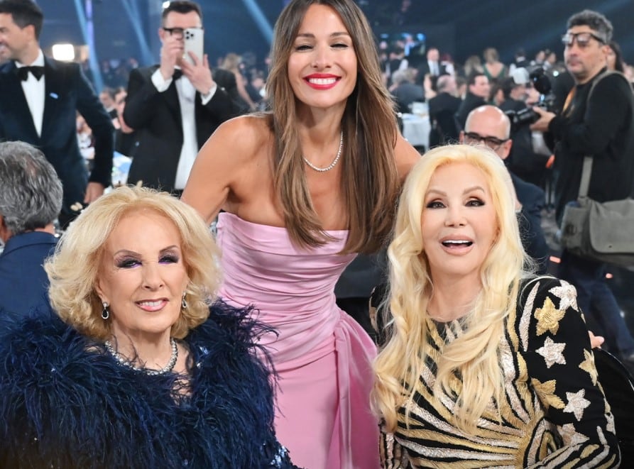Mirtha Legrand y Susana Giménez posan para la foto juntoa Pampita.Imagen: Telefé