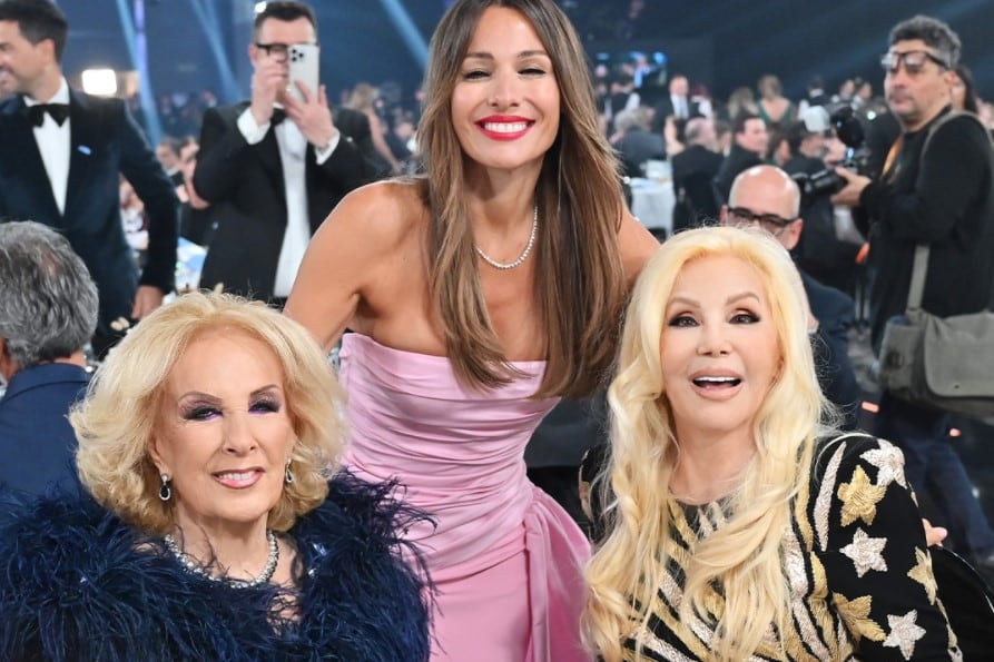 Mirtha Legrand y Susana Giménez posan para la foto juntoa Pampita.Imagen: Telefé