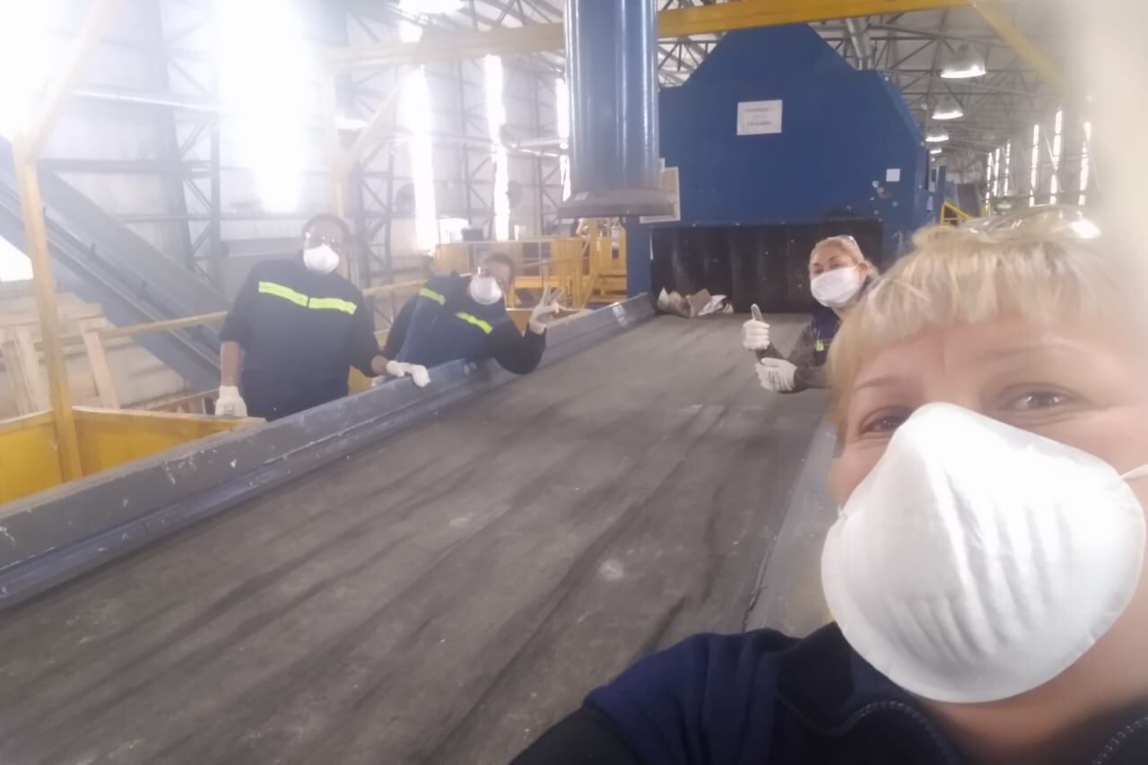 Al frente de la selfie, Ema Penoni en la planta recicladora junto a sus compañeras del MTE.