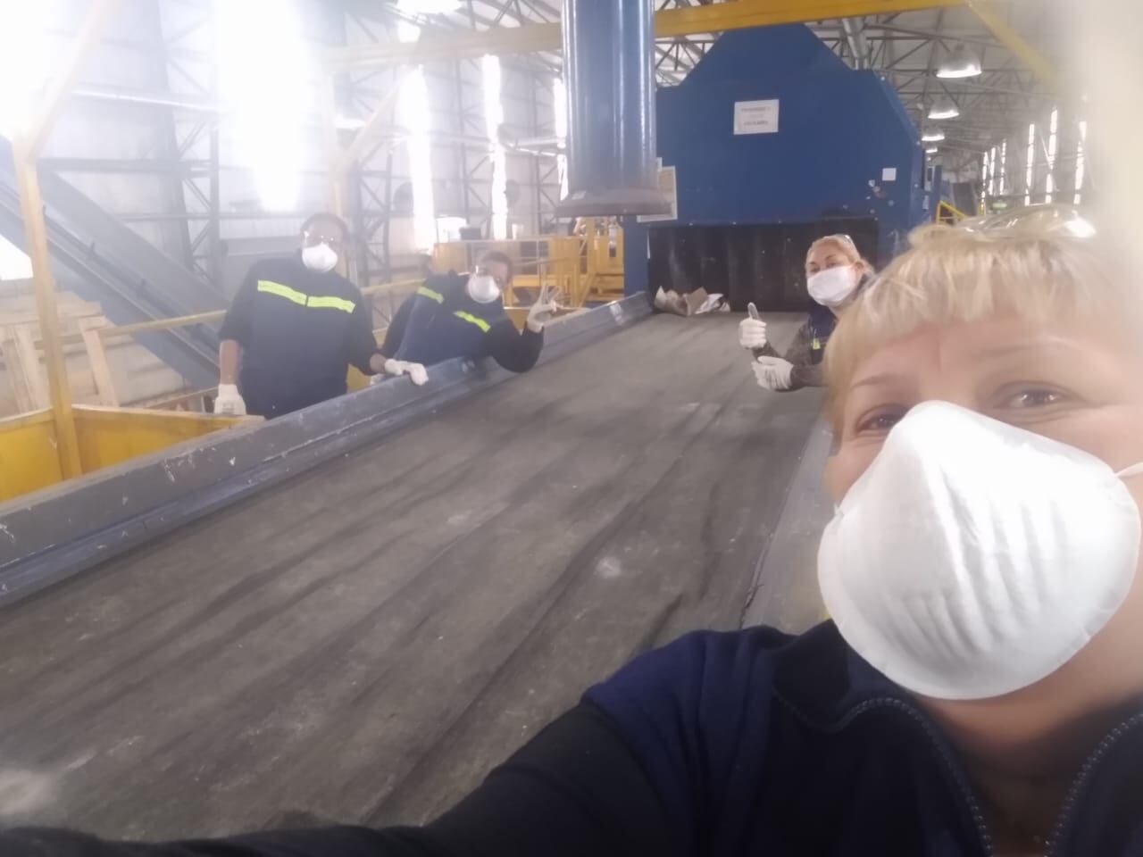Al frente de la selfie, Ema Penoni en la planta recicladora junto a sus compañeras del MTE.