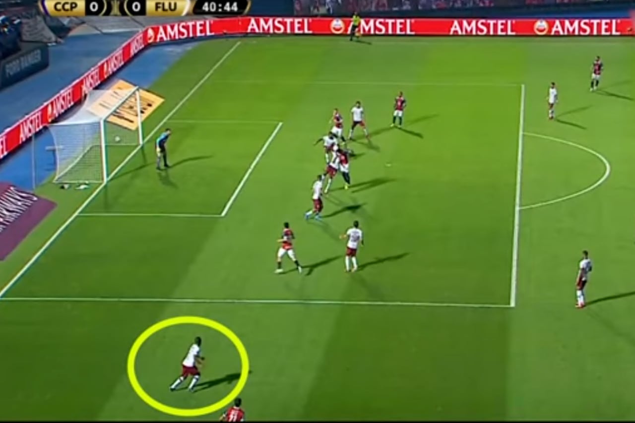 El defensor de Fluminense habilita a todos, pero los árbitros del VAR usaron otra cámara y se lo olvidaron