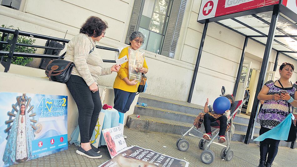 La vigilia ante la puerta se organizó por WhatsApp, contaron sus protagonistas.