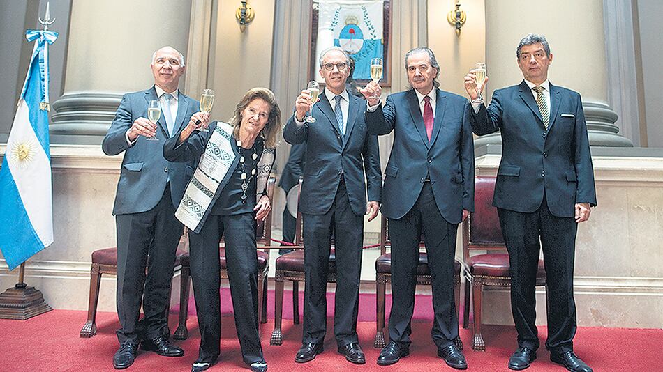 Luego de la acordada, la Corte Suprema difundió una imagen de brindis de fin de año, disimulando sus fuertes disidencias internas.