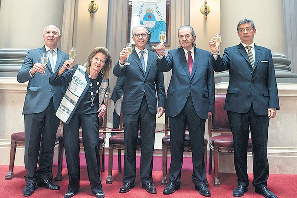 Luego de la acordada, la Corte Suprema difundió una imagen de brindis de fin de año, disimulando sus fuertes disidencias internas.
