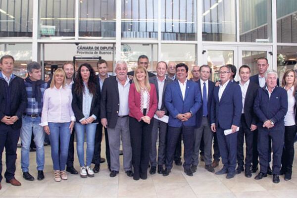 Los intendentes peronistas reclaman el traspaso de la policía y recursos.