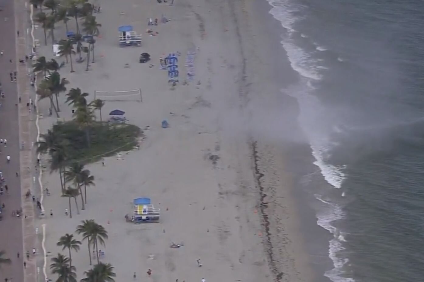 Una tromba marina tocó tierra en las playas de Miami y avanzó al menos 50 metros. Fopto: captura de video