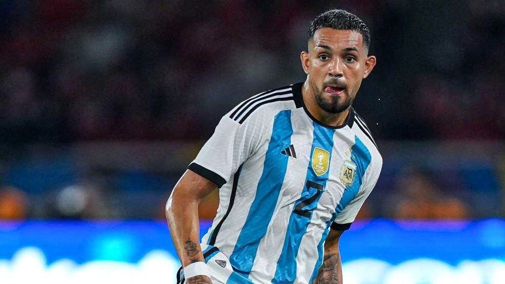 Facundo Medina, hombre del Lens francés, volverá a vestir la camiseta de la selección argentina