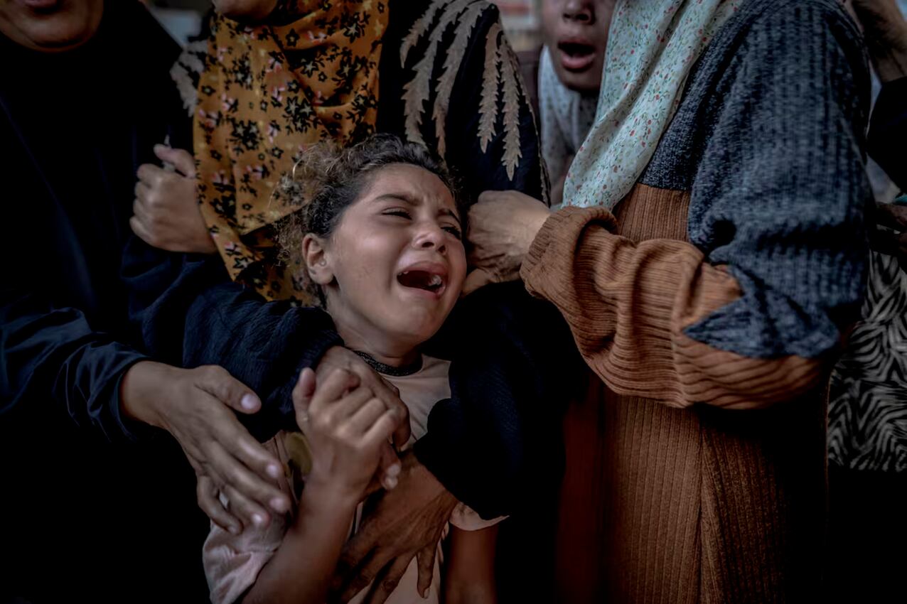 Una niña llora en la morgue del hospital en Al Shifa en Ciudad de Gaza.