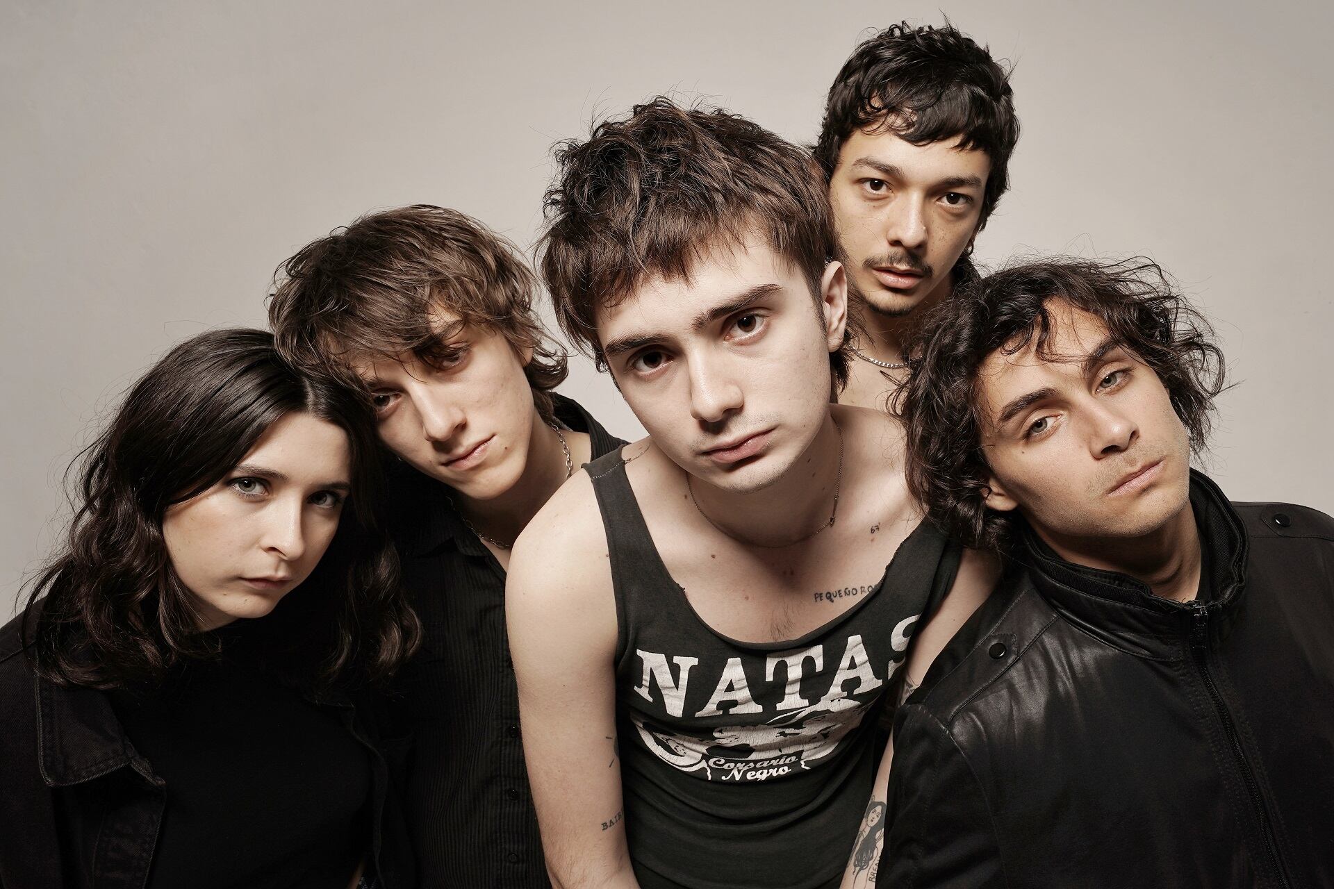 Luego del inicio de año del Refresco, con Fantasmagoria, Socorro y Niños Envueltos, este jueves 15/2 les toca a Los Látigos, Ryan y Revistas