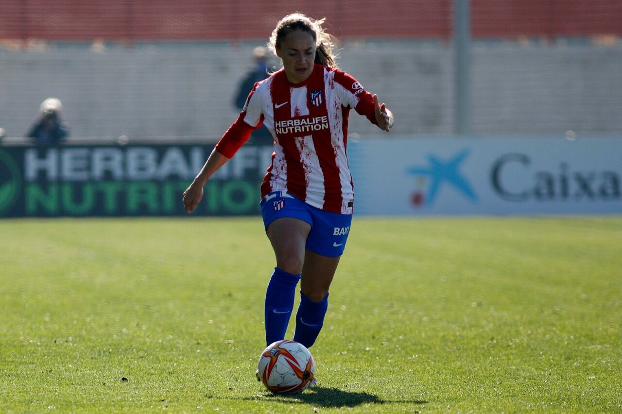 Estefanía Banini, con la camiseta colchonera