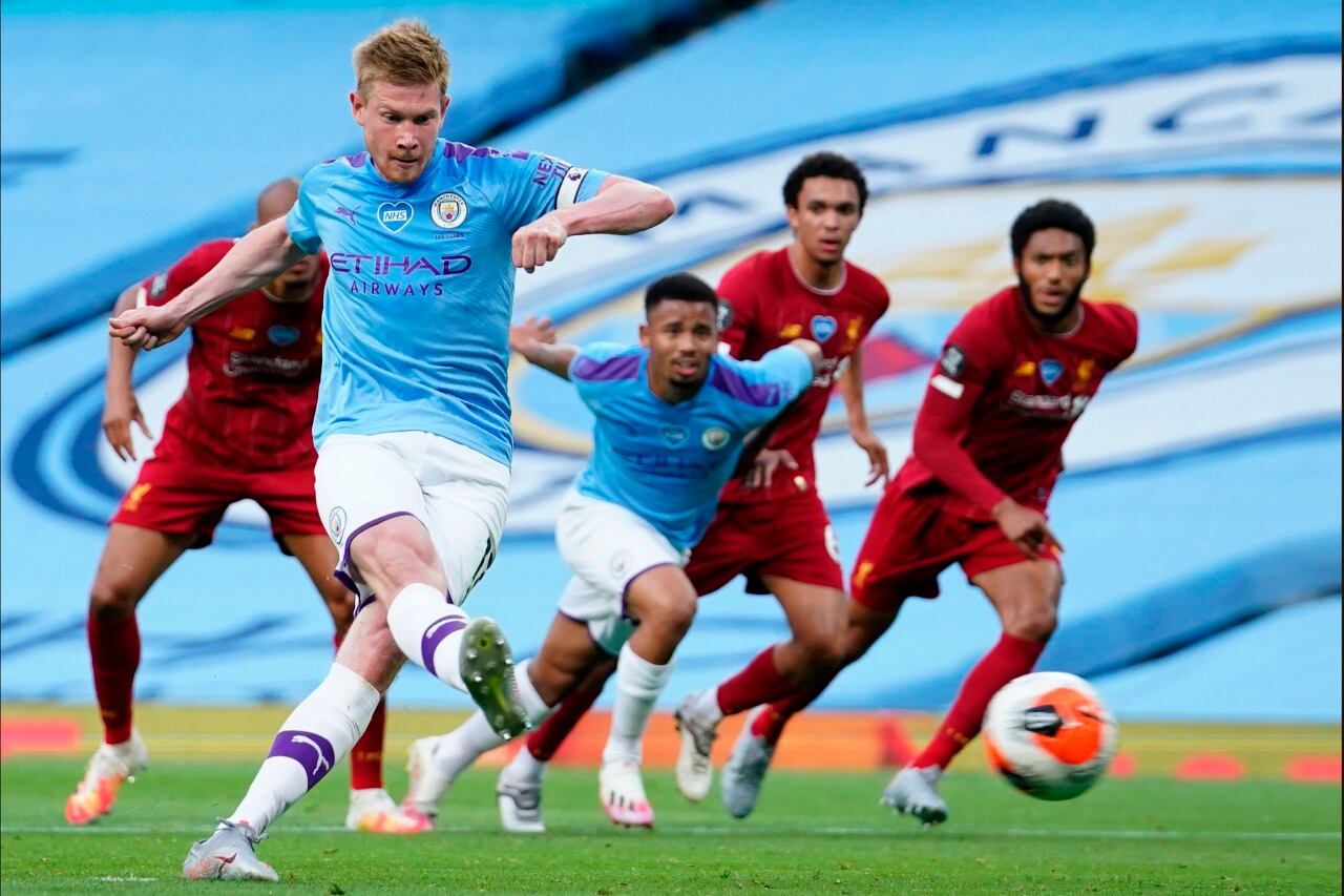 De Bruyne remata su penal. Será el primero del City ante Liverpool.