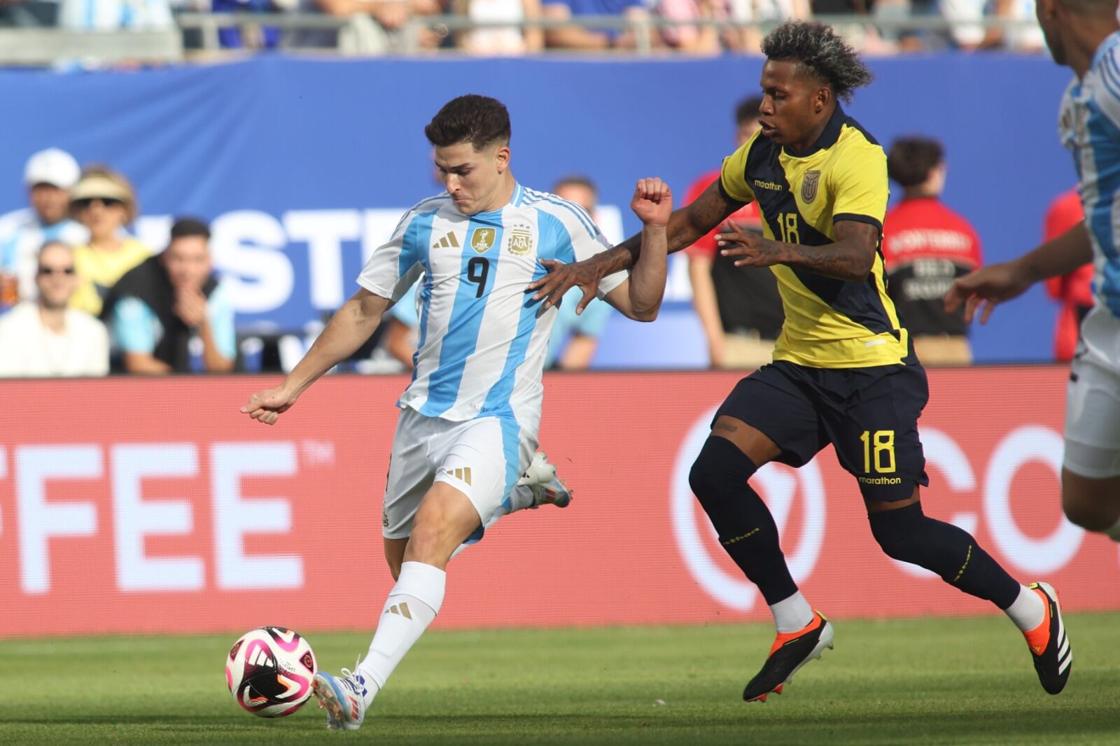 Julián Alvarez encara con la pelota