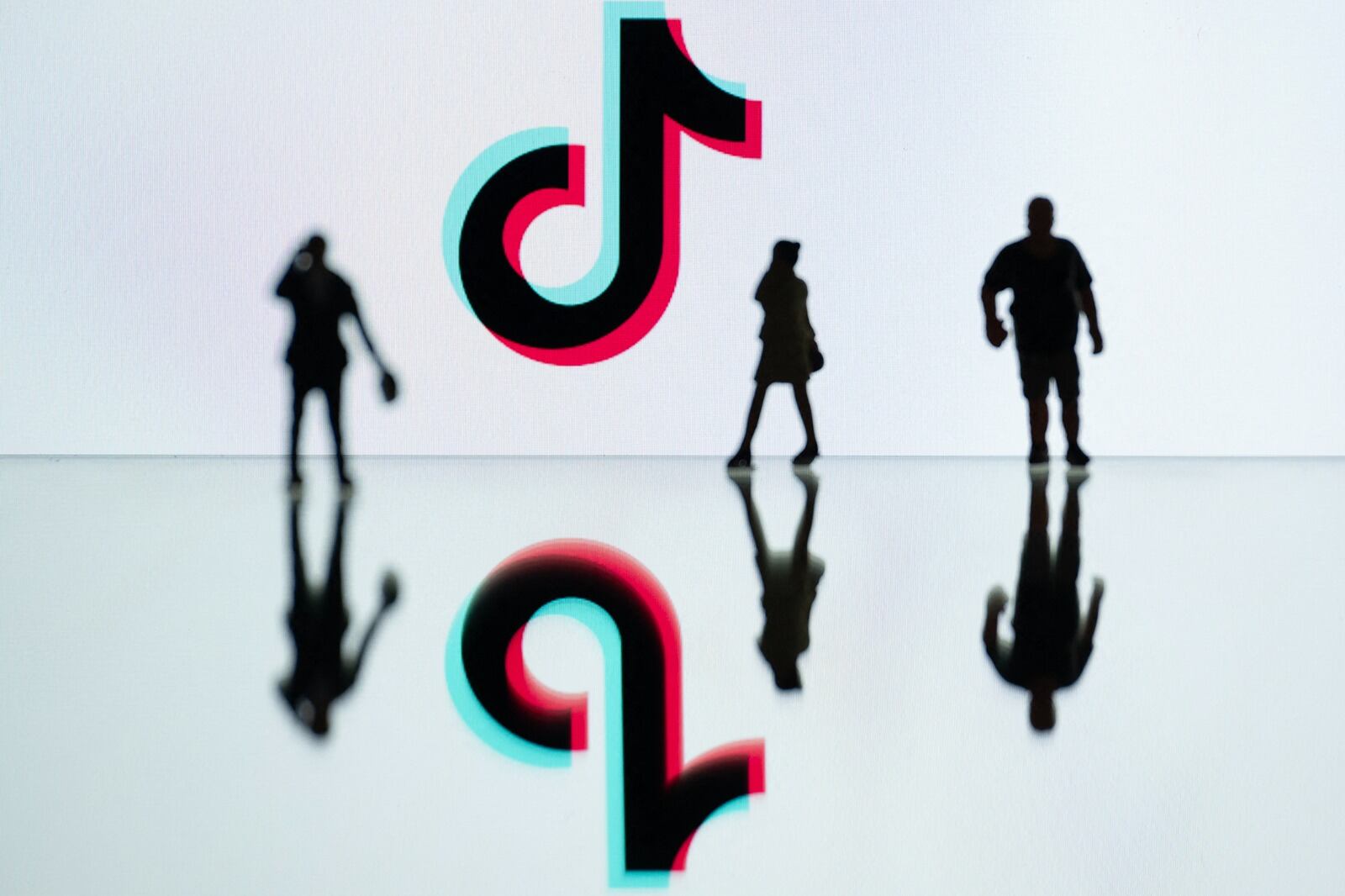 Tik Tok intenta cumplir con la normativa luego de pasarla por alto.