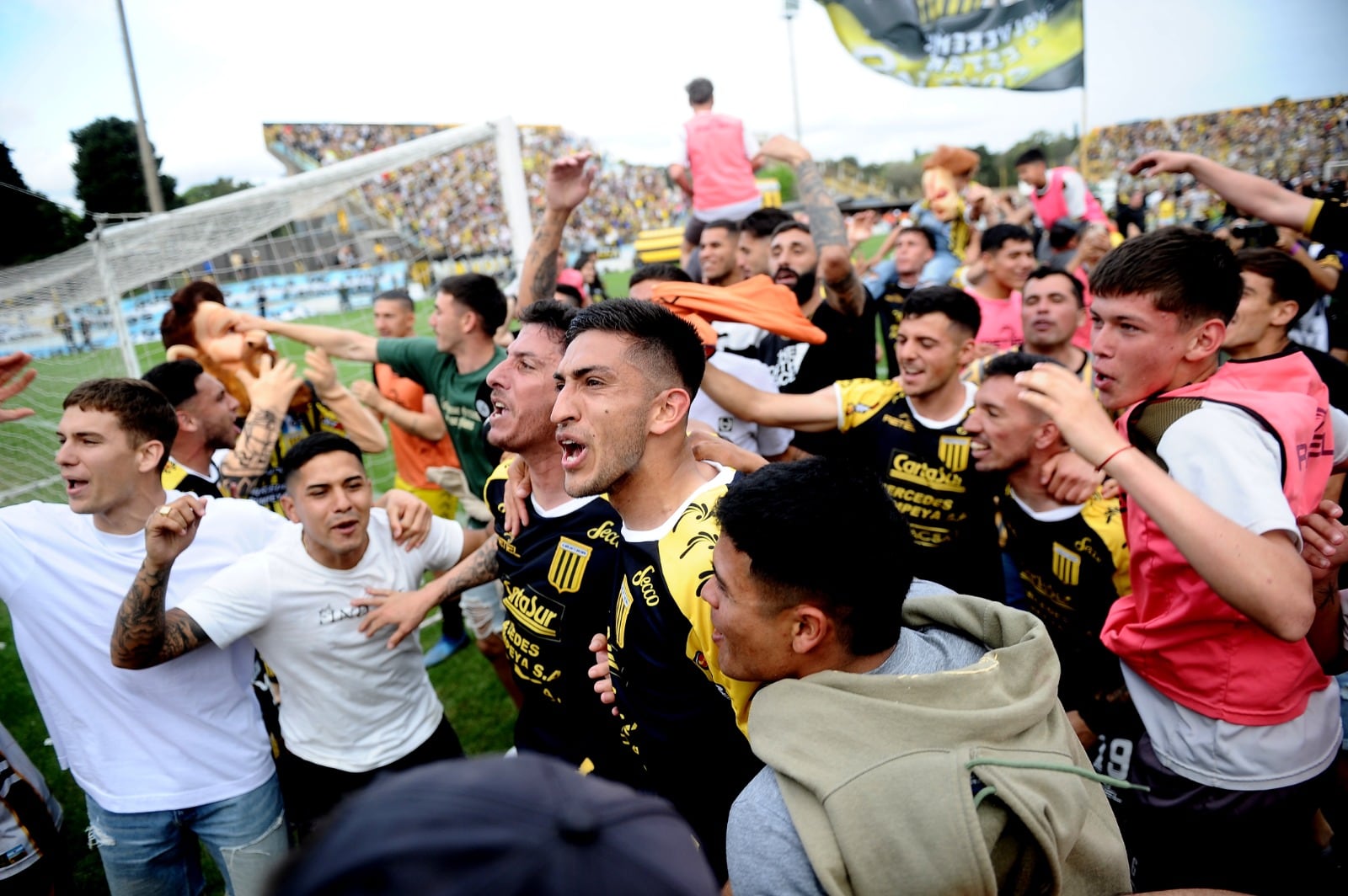 El plantel de Almirante a puro festejo