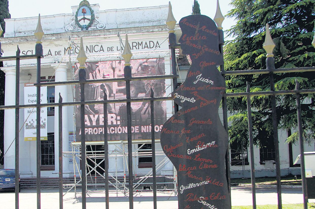 En el libro de la capilla de la ESMA hay 55 bautismos que serán investigados por la Justicia.