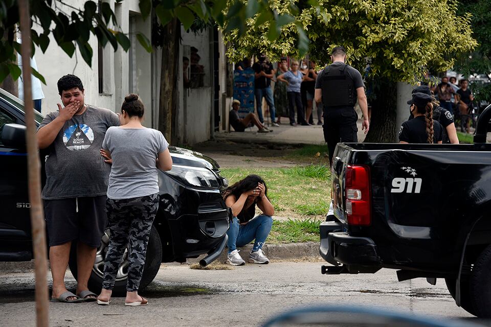 Familiares y vecinos de las víctimas llegaron inmediatamente al lugar.