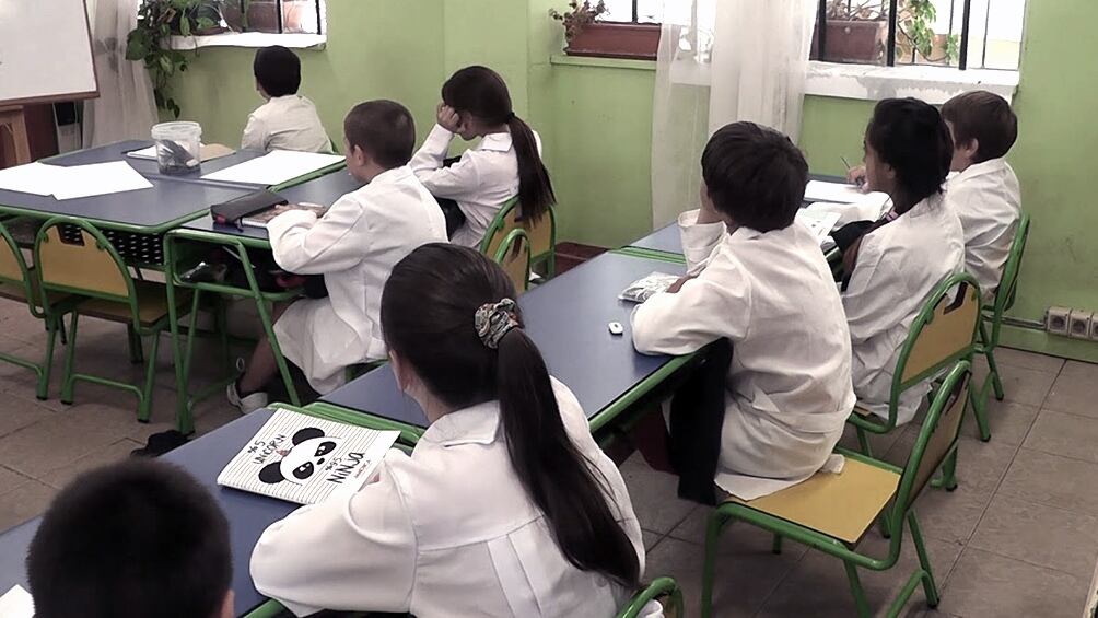 Además, se intentará que las escuelas tengan a diario una hora más de clase, como una alternativa para reforzar saberes fundamentales.