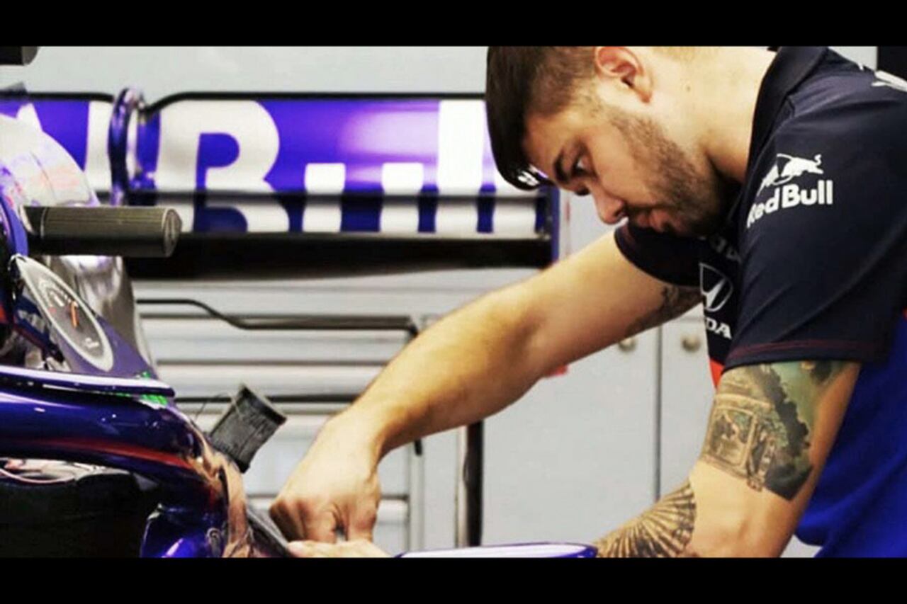 Nicolás Biancho trabaja sobre el eje trasero del auto de Daniil Kvyat.