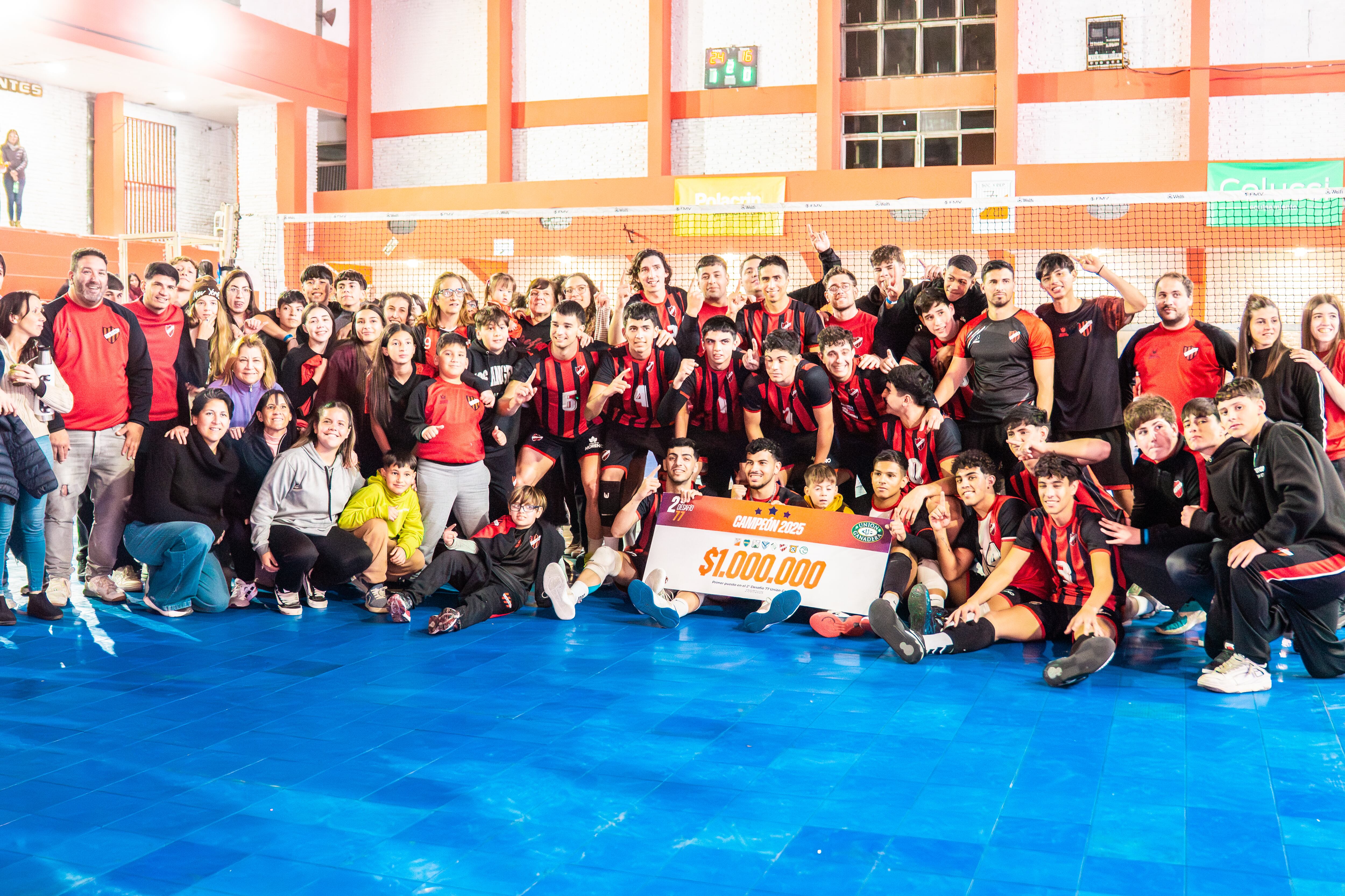 Los campeones con el premio