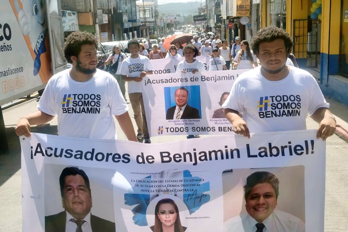 Los hijos mayores de Benjamin marchando el pasado viernes 15