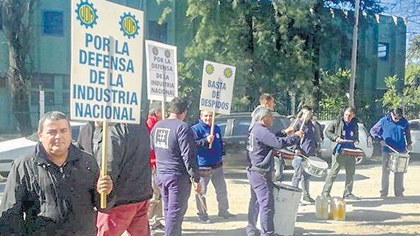 La firma acusa un derrumbe en las ventas por la parálisis del sector automotor.