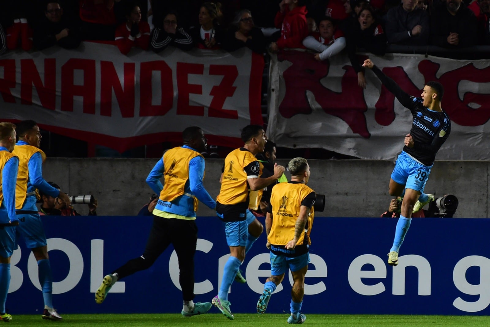 Nathan Fernandes salta para festejar su gol