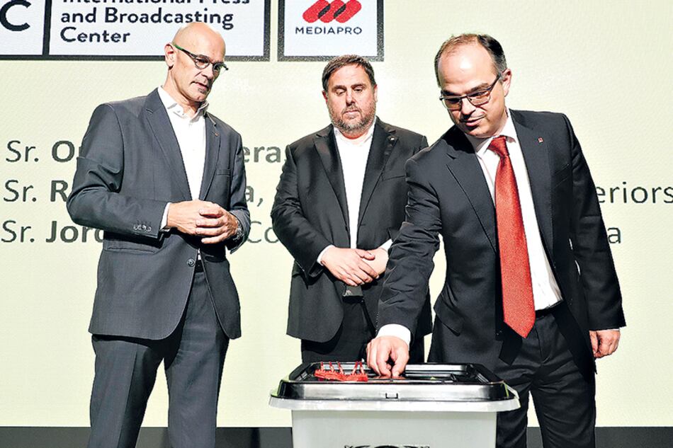 Junqueras, Turull y Romeva muetran un modelo de urna ayer en la sede del gobierno catalán.